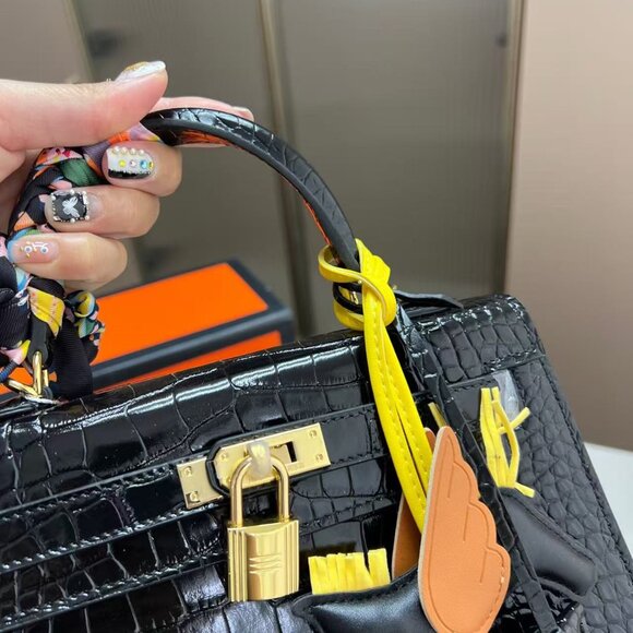 Classic Hermes Bag: A Stylish and Versatile Choice for Elegance - Picture 6 of 9